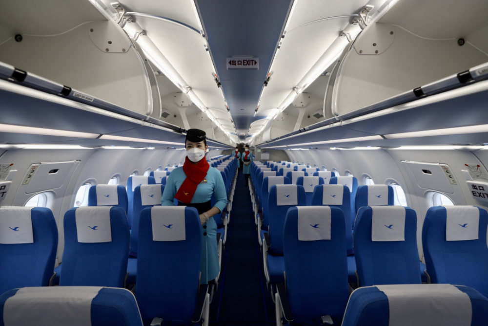 厦航a321neo采用较为宽松的208座两级客舱布局(8商务 200经济),座椅