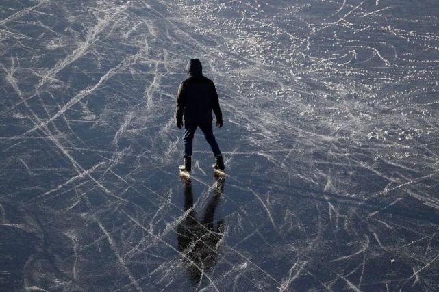 冰冻的河面上滑冰一样,地壳就是那一层薄薄的冰面,真可谓是如履薄冰!