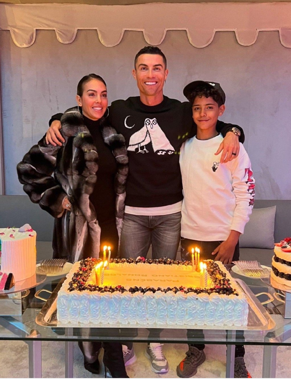 c罗训练后带儿子迷你罗蒸桑拿,12岁小帅哥晒8块腹肌吸睛_腾讯新闻