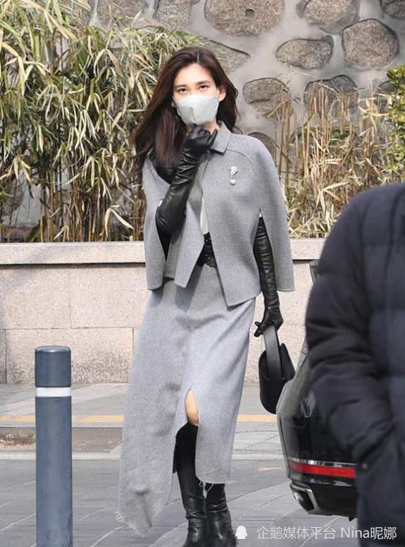 三星长公主参加婚礼,穿斗篷戴皮手套一下车成主角,口罩都难掩美貌