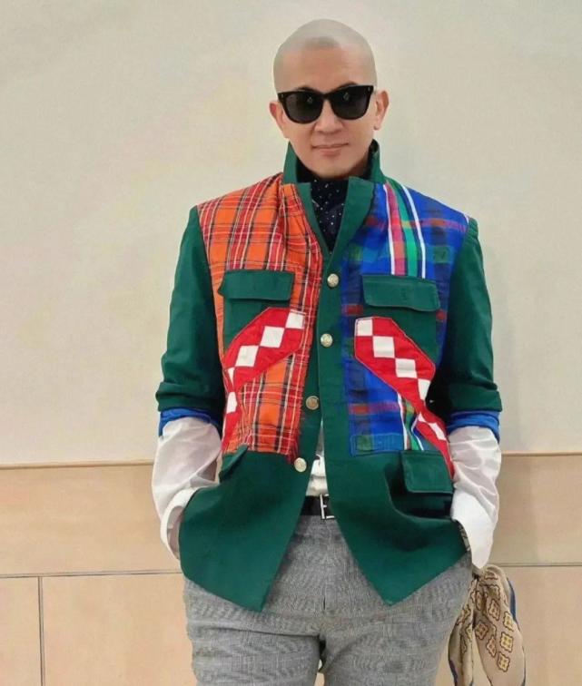 具俊晔是懂营销的,送粉丝与大s的夫妻合体写真,强塞路人签名照