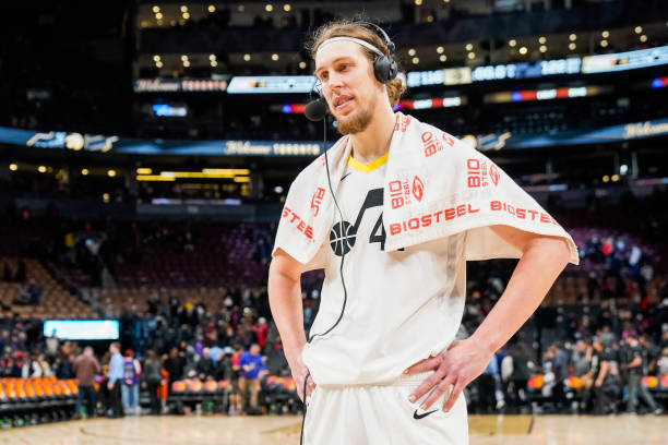 本場比賽中,爵士的先發內線凱利-奧利尼克(kelly olynyk)的表現依然是