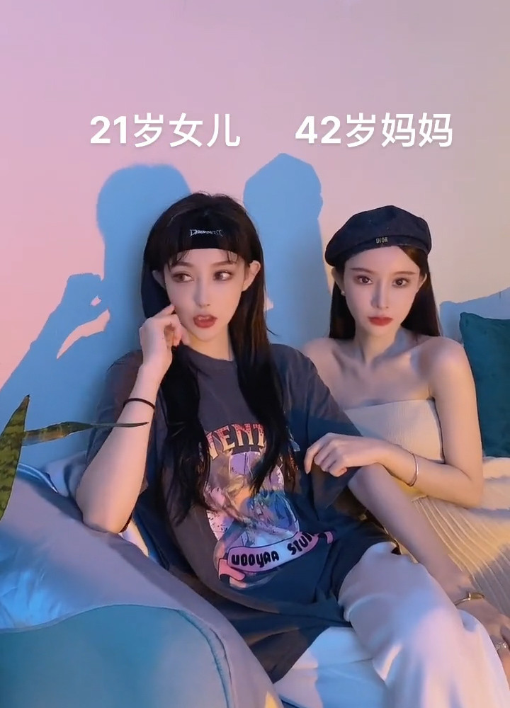 42岁"冻龄妈妈"与女儿同框似闺蜜,肤白貌美不像是两代人!_腾讯新闻