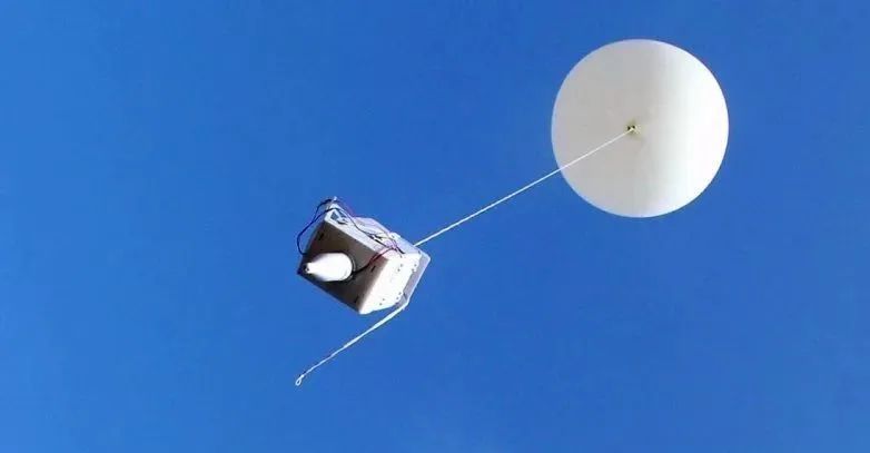 电路和电池等组成,探空仪被探空气球带到高空以后就不停地在采集温度