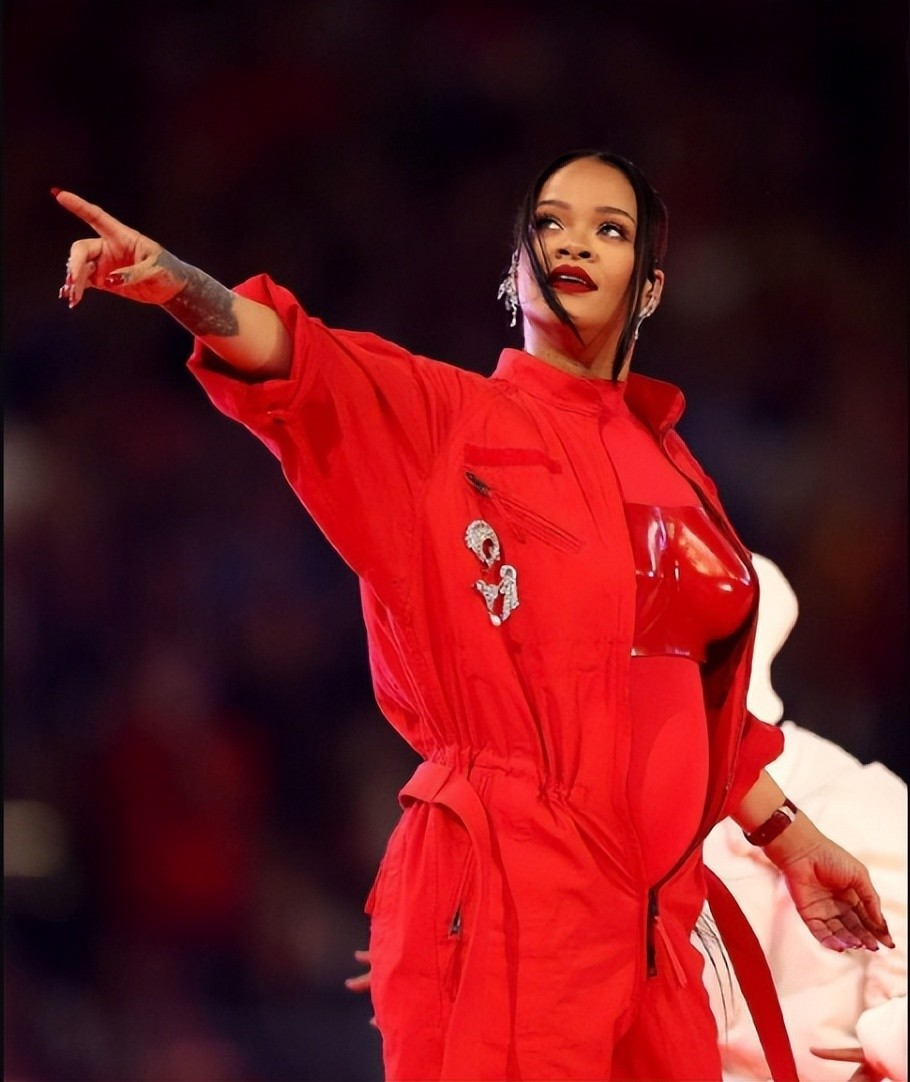 詹皇携美丽爱妻亮相超级碗,为迷妹蕾哈娜中场秀疯狂打call_腾讯新闻