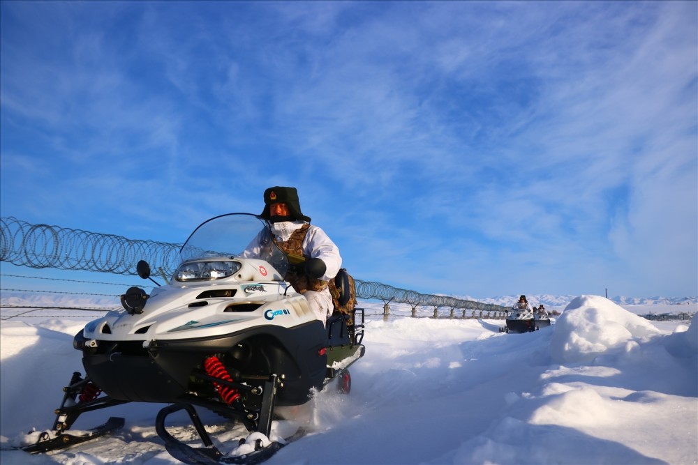 边防战士驾驶摩托雪橇巡逻