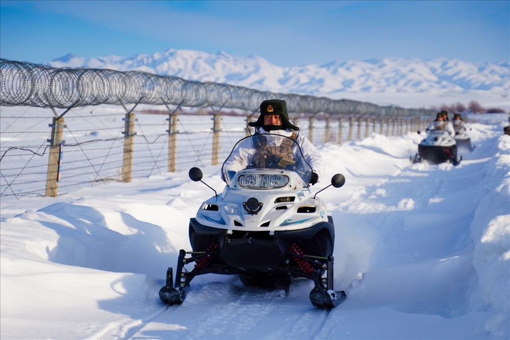 边防战士驾驶摩托雪橇巡逻