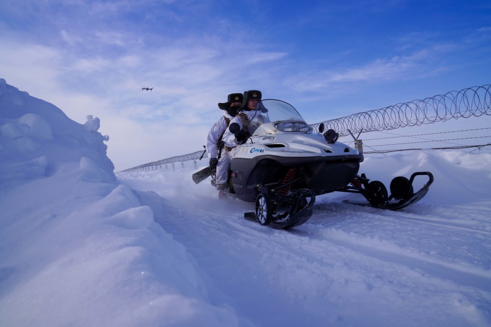 边防战士驾驶摩托雪橇巡逻