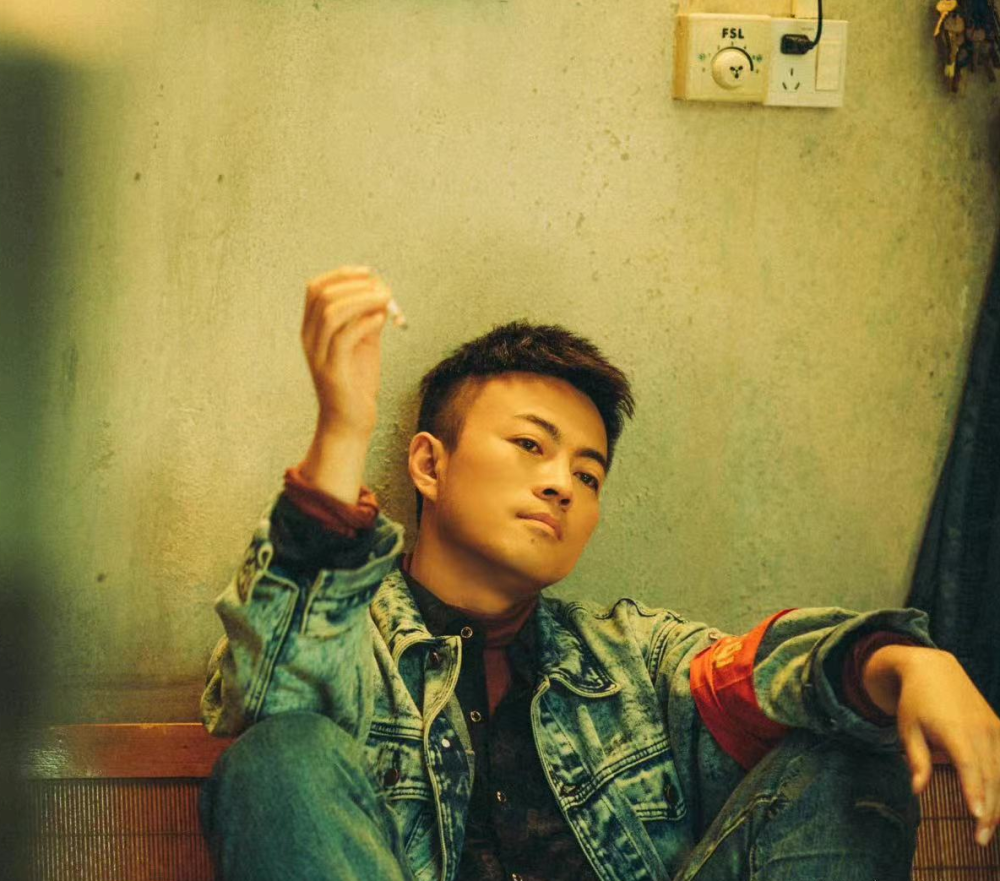 《狂飙》唐小龙走红后现身台球厅,眼神犀利很有范,被仨美女拥簇