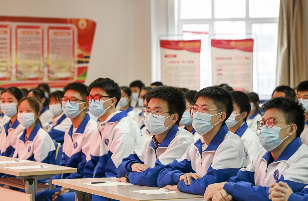 2月13日,在天津市海河中学,学生们在上开学第一课.