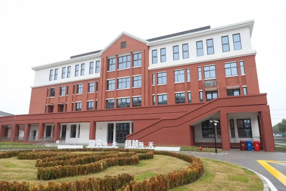 据了解,上海师范大学松江科创实验学校汇集上海师范大学优质的师资