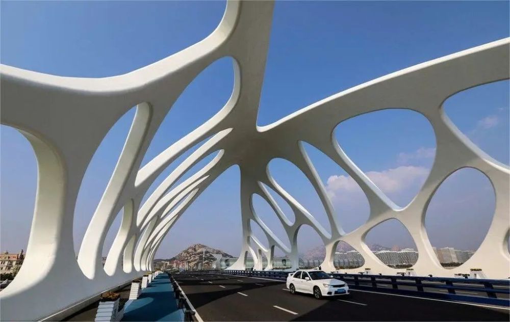 艺术化勾勒桥身的镂空纹理是对珊瑚外形装饰拱如贝壳弧形成含珠之势植