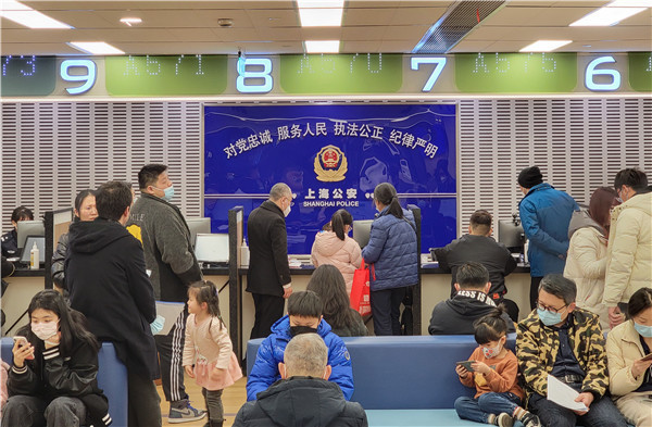 办证需求持续攀升,出入境民警如何从细节处"抢"出时间?