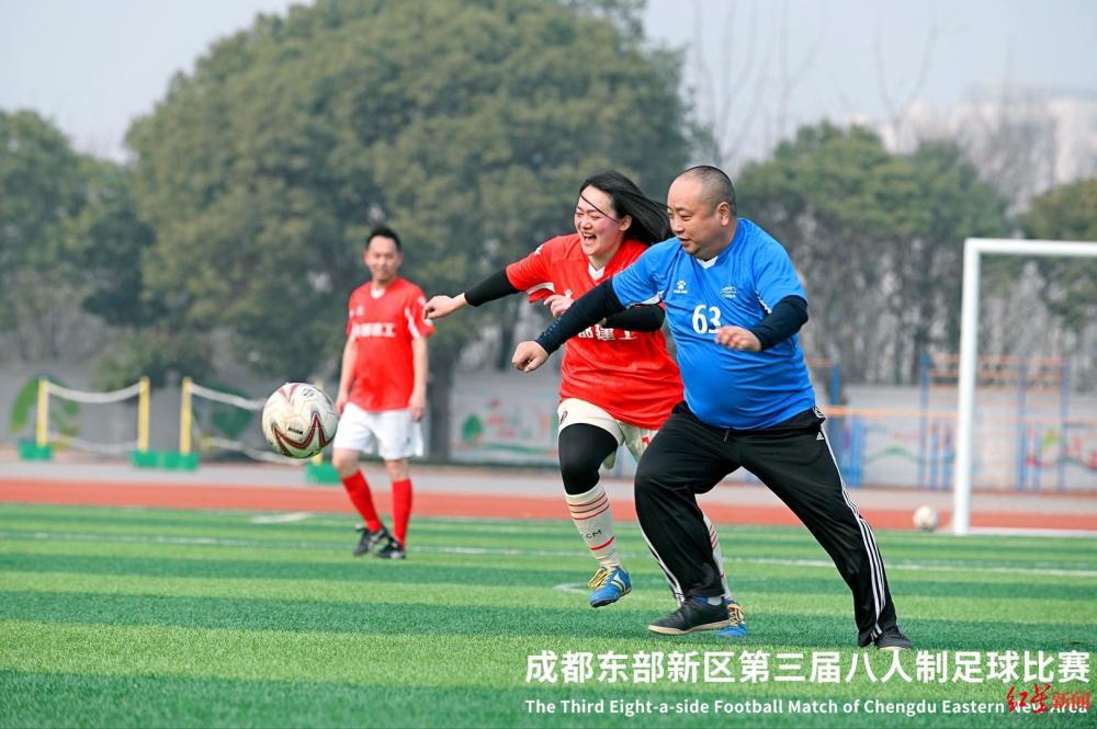 男足赛场上的女球员：爱好足球30年，“踢球是一种很好的放松方式”