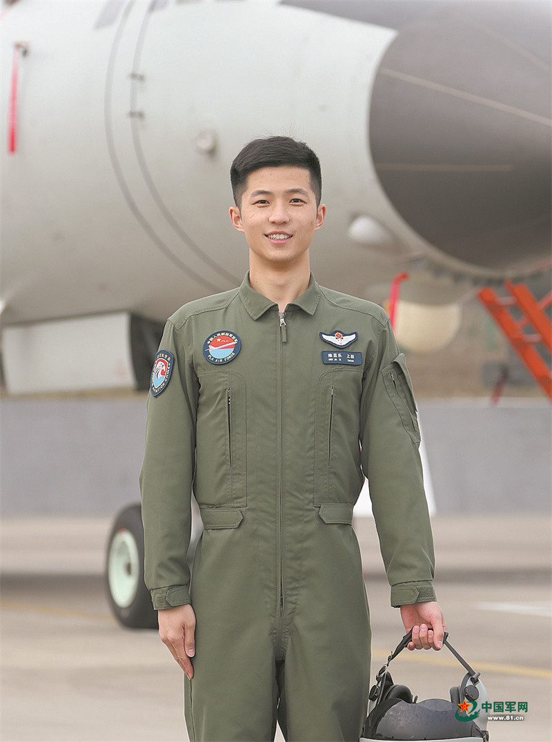 了不起的中国军人轰6k机长陈嘉乐弓满弦张备战忙