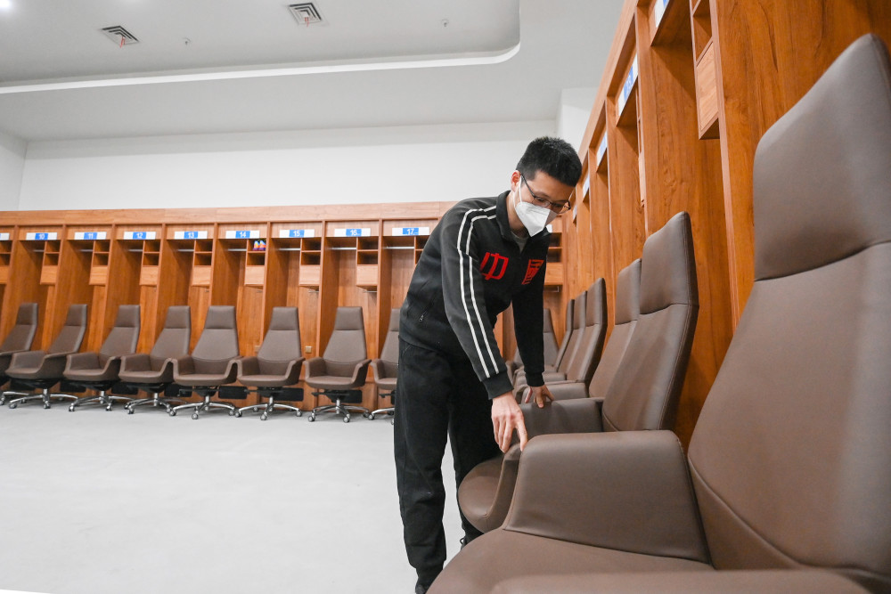 2月14日,工作人员在乌鲁木齐奥林匹克体育中心综合体育馆主队休息室