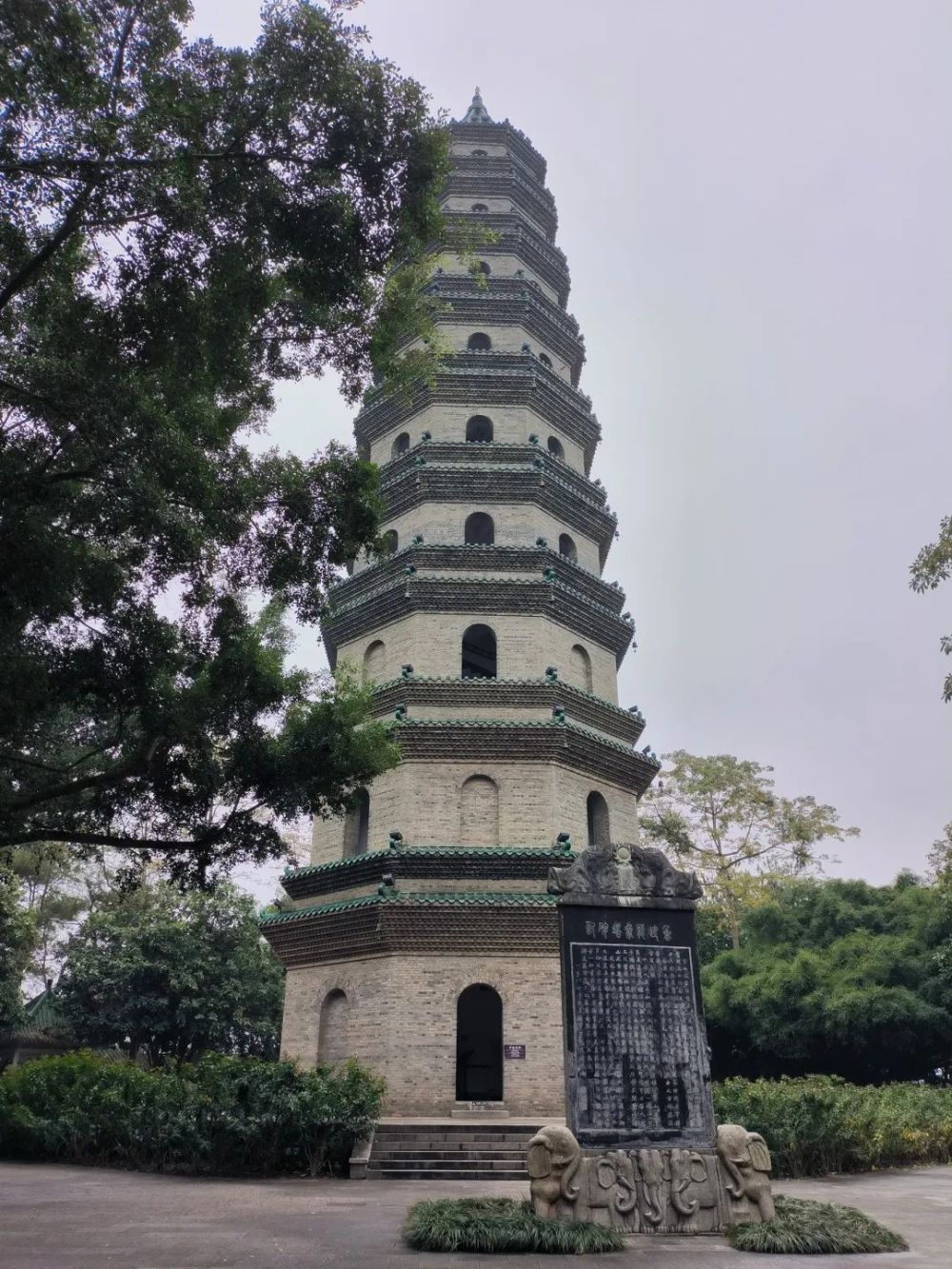 龍象塔,俗稱青山塔,坐落於青秀山南部山巔龍象塔,是一座始建於明代