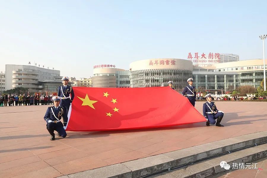 玉溪市人民政府決策諮詢顧問,解放軍軍樂團原團長於海指揮奏唱國歌