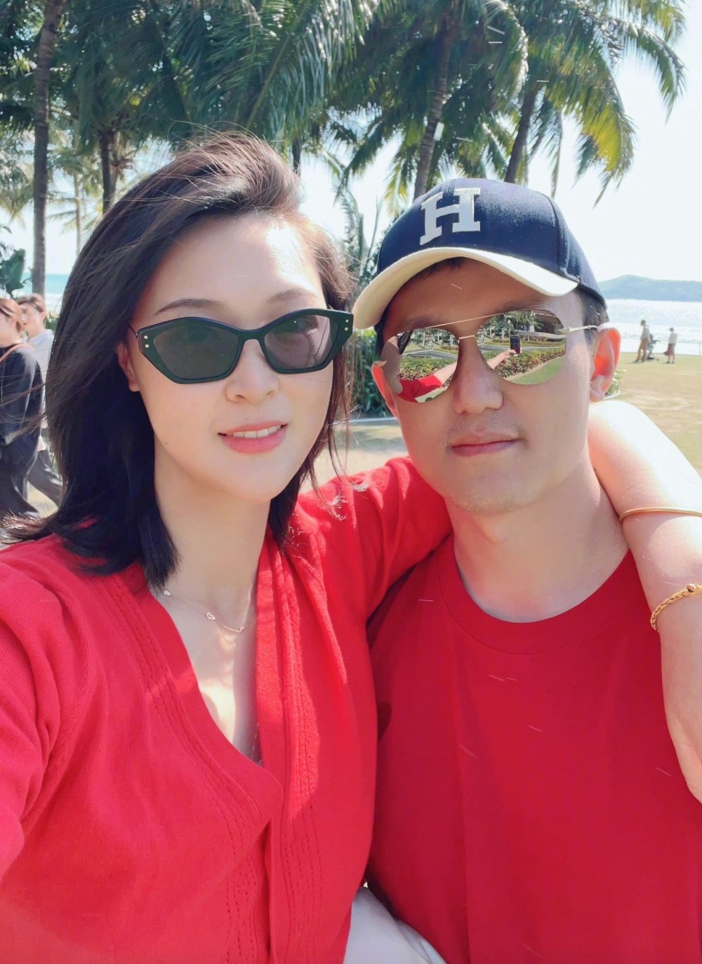 惠若琪怀抱女儿,非常幸福!