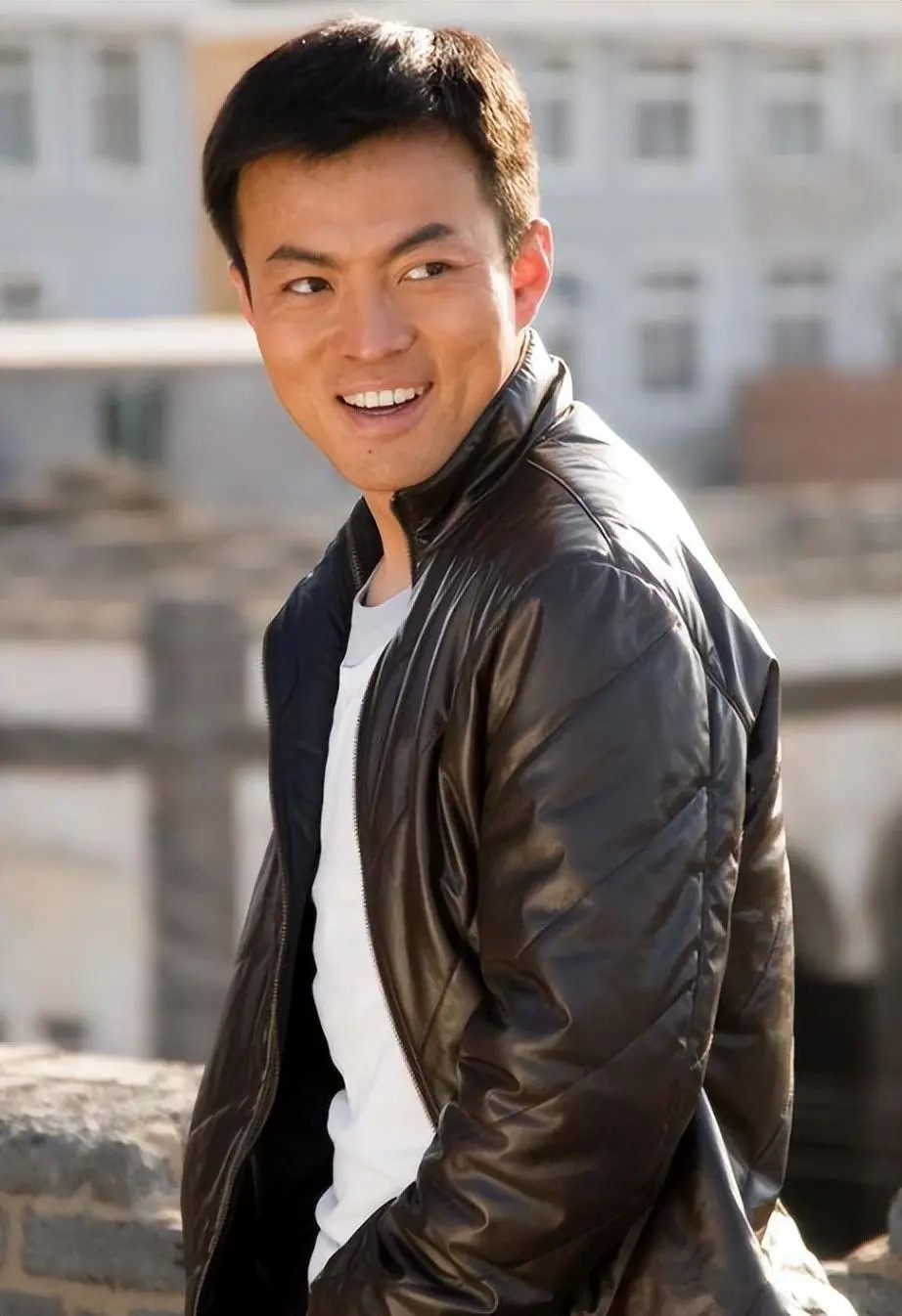 狂飙唐小龙打台球没有那么凶悍被三位美女要求合影