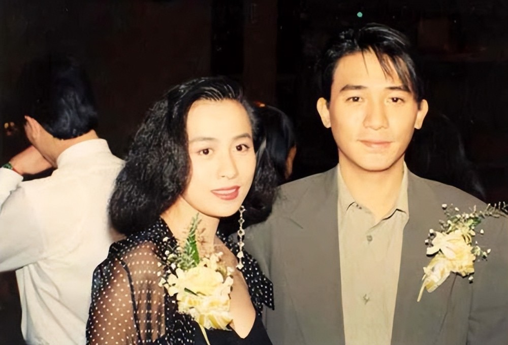 58岁曾华倩好勇,情人节发和梁朝伟合照,并说:我的初恋情人_腾讯新闻