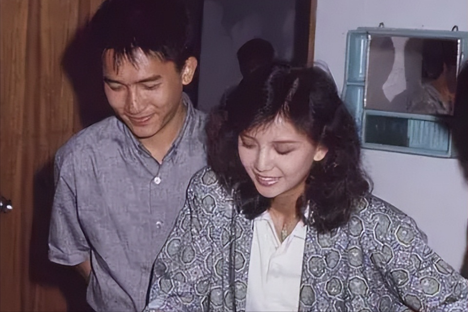 58岁曾华倩好勇,情人节发和梁朝伟合照,并说:我的初恋情人_腾讯新闻