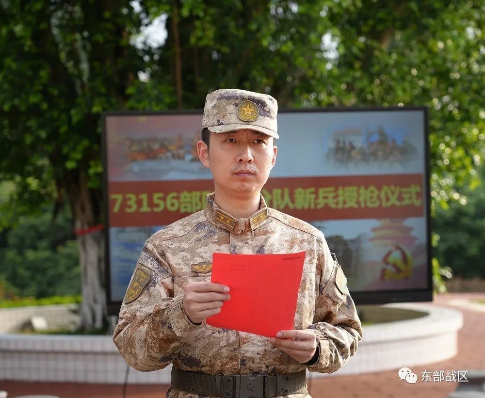 带你走进现场为新战友授枪73156部队侦察分队近日手中的钢枪,是责任