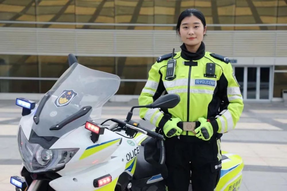 女铁骑咆哮式开道网友抢救生命必须霸气交警正能量