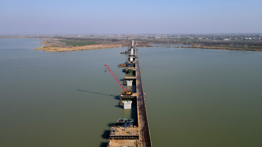 (经济)合新铁路建设正酣