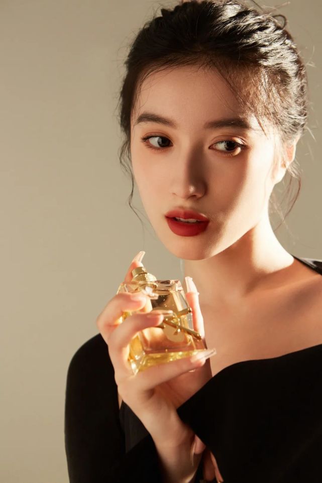 胡嘉欣演绎ysl圣罗兰美妆高阶浪漫