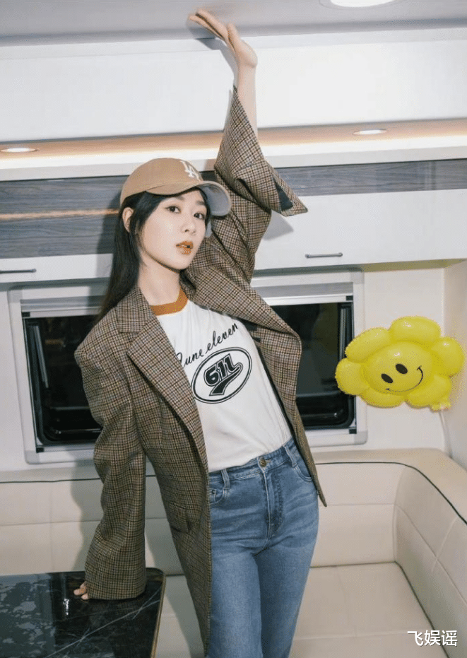 杨紫情人节晒照,穿格纹西装搭配蓝色牛仔裤,时尚又减龄插图2