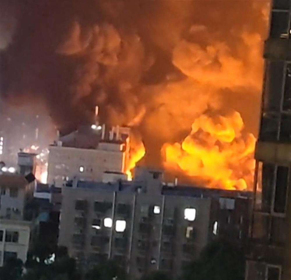 广东东莞一工厂深夜突发大火，消防正在紧急处置4个人玩跷跷板2023已更新(微博/今日)4个人玩跷跷板