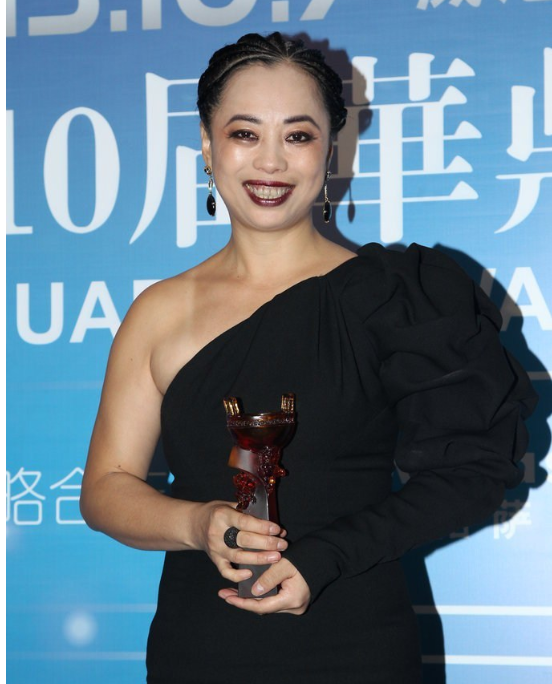 很多人认识黄绮珊,可能都是因为她在《歌手》里一唱成名吧,当时唱哭了