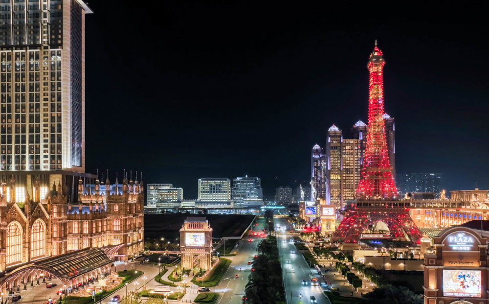 澳门金光大道夜景用完晚餐,我们回到巴黎人酒店,在酒店的斜对面拍摄了