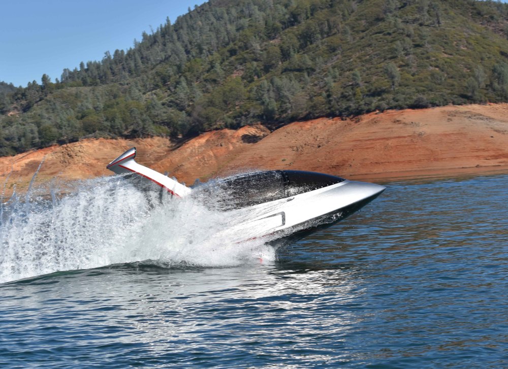 想体验半潜式惊险之旅你需要一条鲨鱼摩托艇