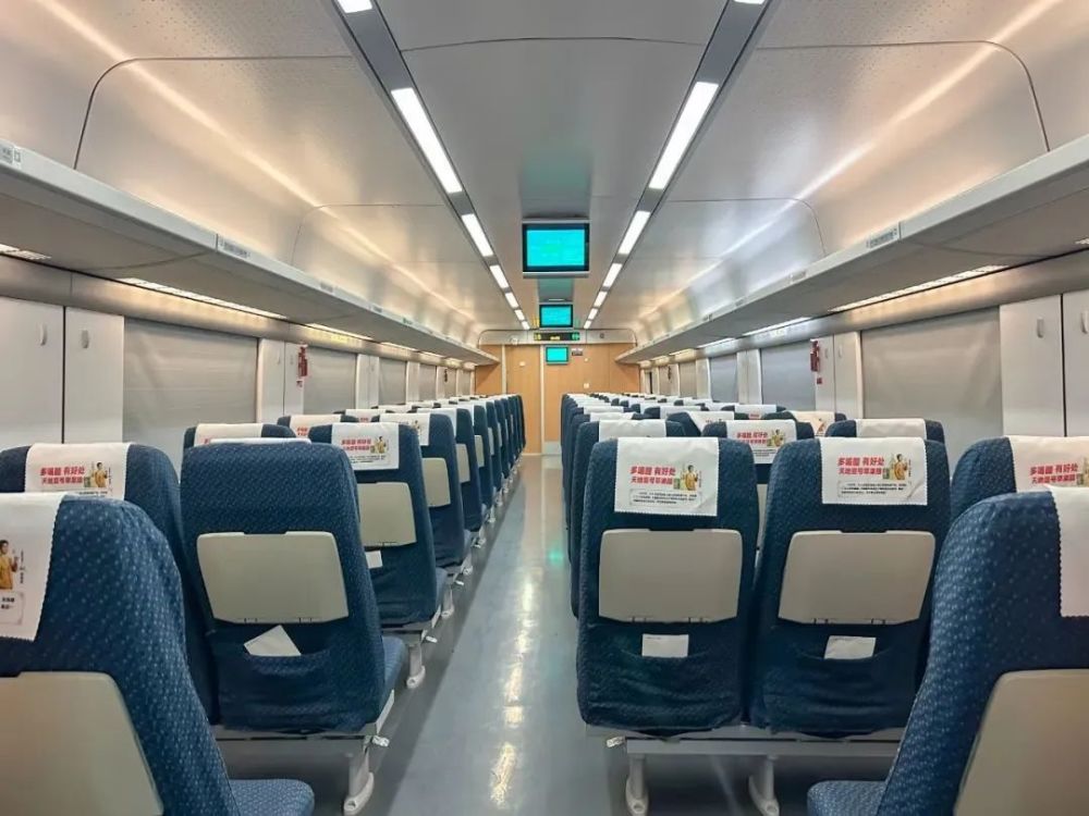 crh1e为和谐号crh1型动车组,全列共16节车厢,头车和尾车为二等座车厢