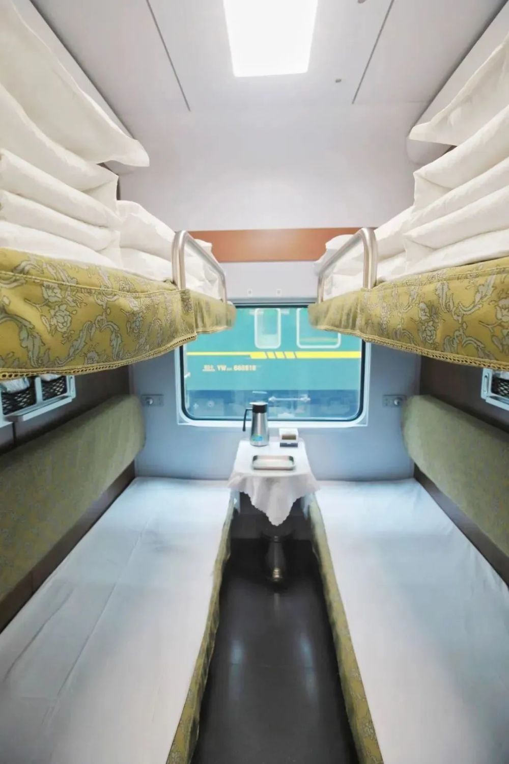 车至16车为一等软卧车,每辆软卧车分别有10个包厢,包厢内设置4张卧铺