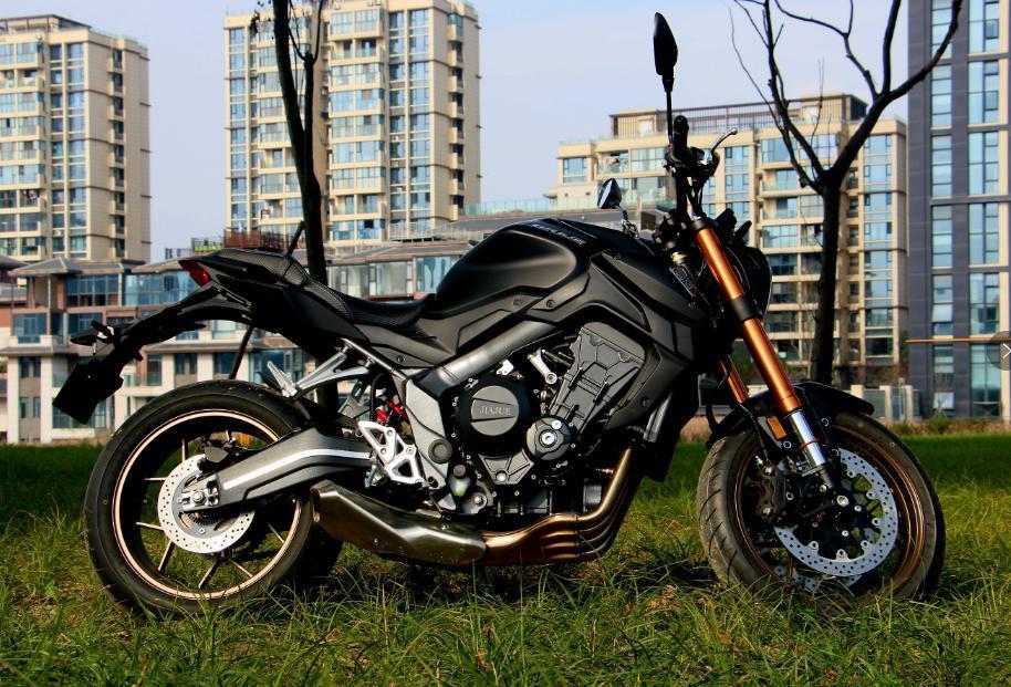 最后,对于嘉爵·臻800这款国产"cb650r"四缸复古摩托街车,你们感觉