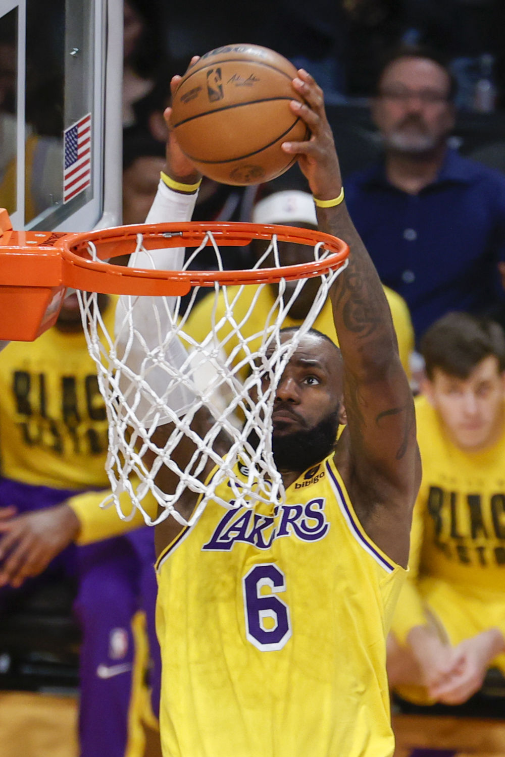 2月15日,湖人队球员戴维斯在比赛中扣篮.