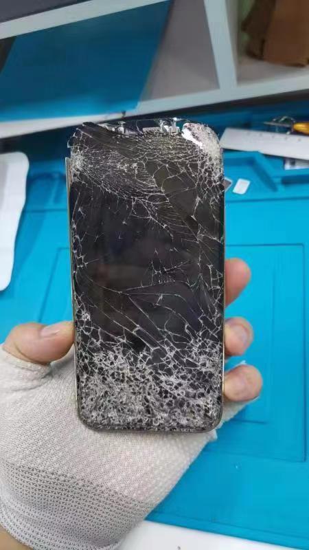 上海大学生网购"九成新"手机,却收到碎屏机?