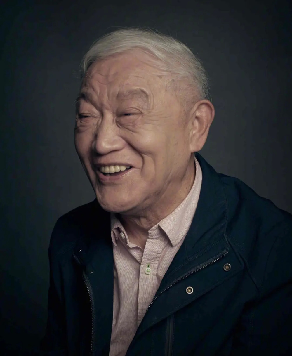 87岁的牛犇近况如何?两鬓斑白脸多皱纹,已选择入住养老院_腾讯新闻