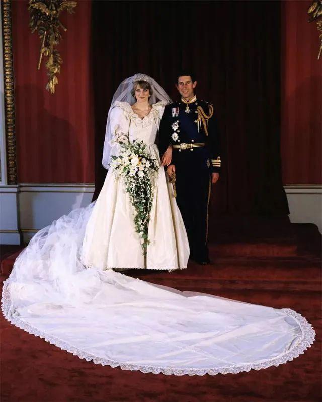 英国媒体带你了解戴安娜王妃的绝美婚纱 你羡慕了吗