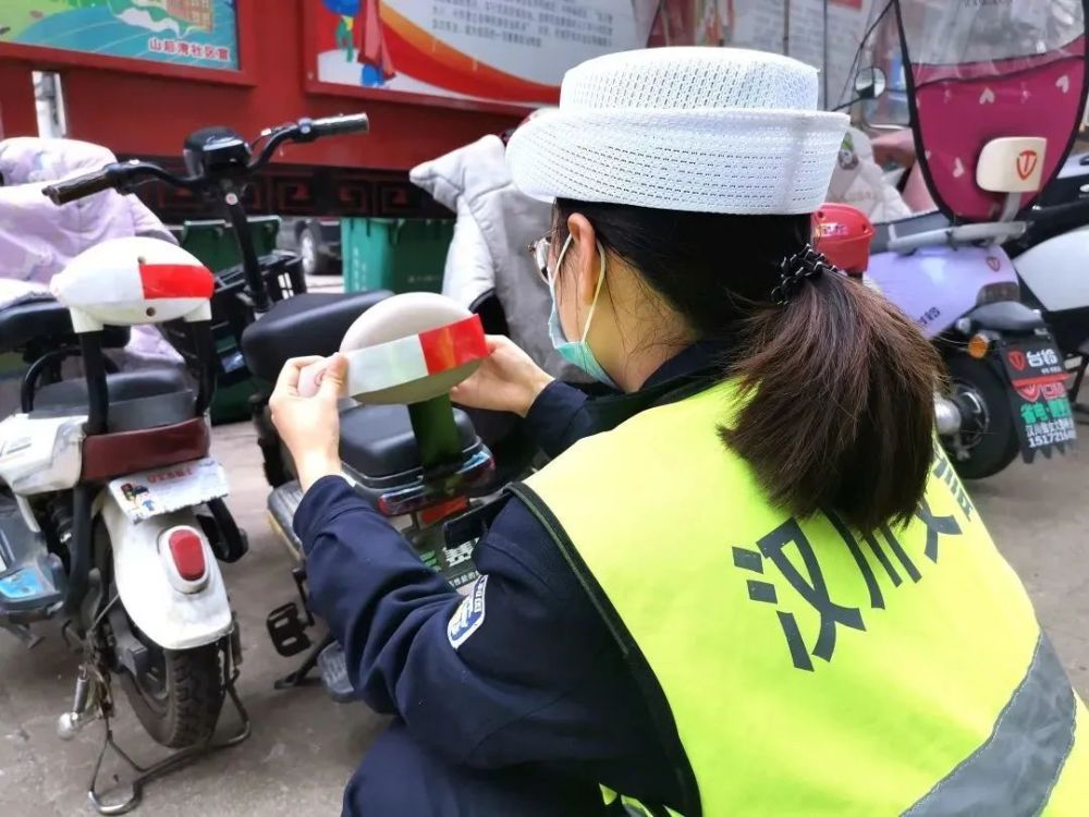 漢海國際廣場交警大隊車駕管聯合直屬中隊前往城區十個電動車帶牌銷售