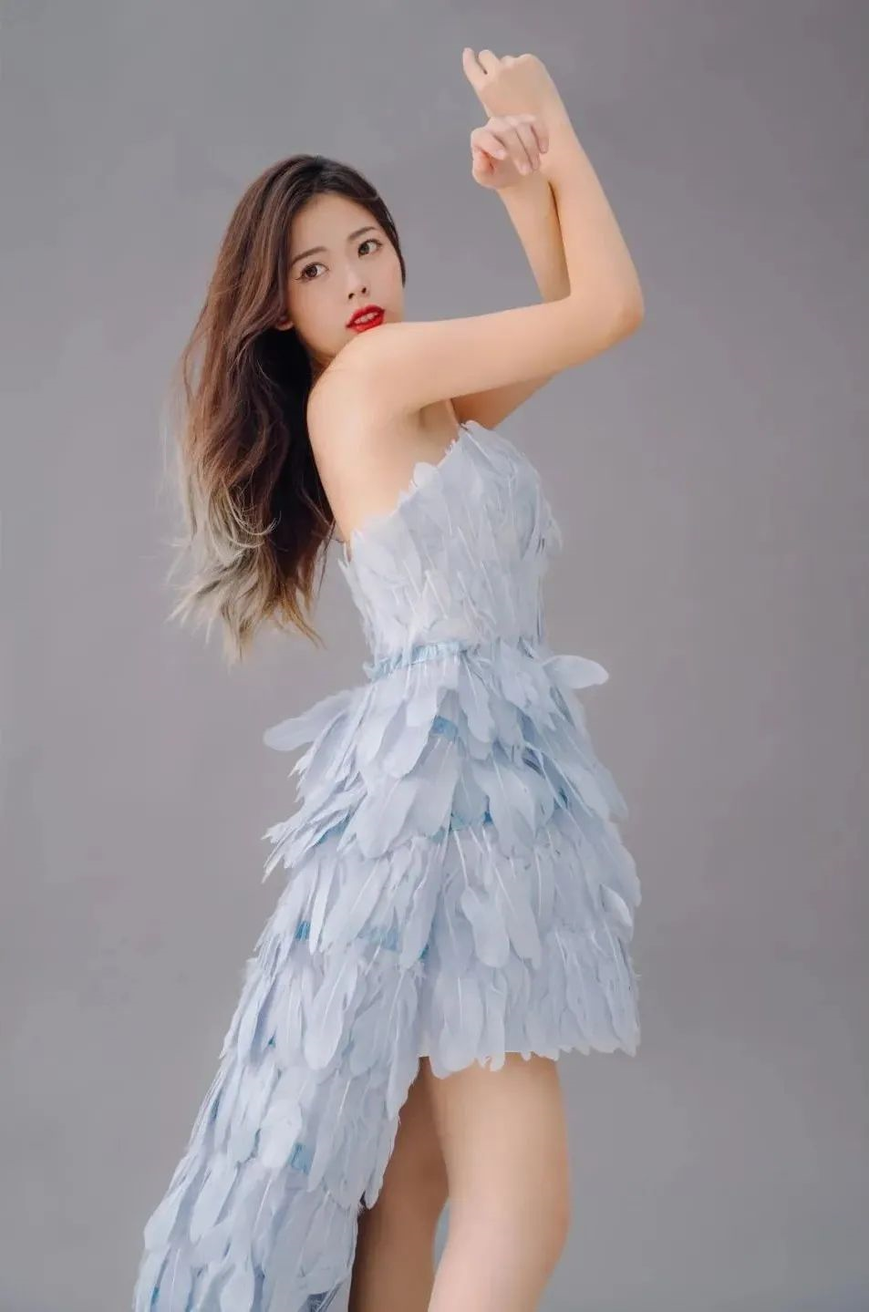 蓝色抹胸羽毛裙真的好好看