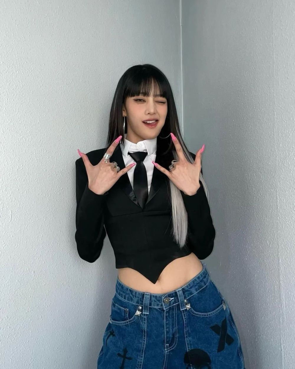 lisa黑丝造型美出新高度全黑造型惊艳亮相巴黎