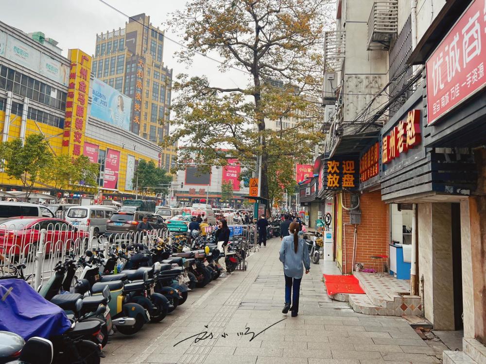 广州市天河区有个著名的服装批发市场,距离市中心很近,却很脏乱_腾讯