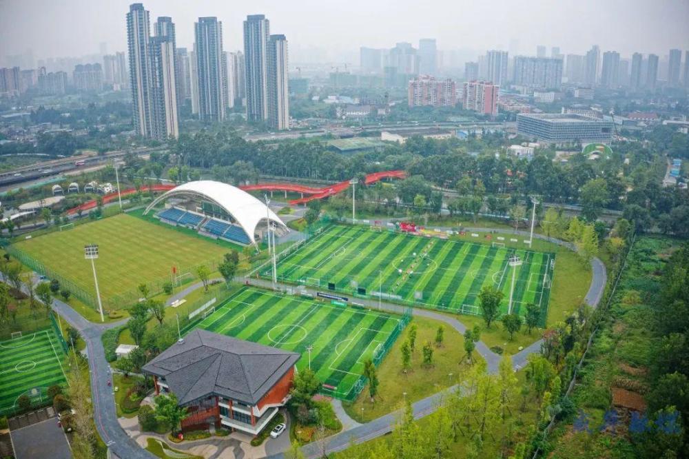 坐落于城南高速入城段成都理工大学南侧的城东体育公园,占地面积268亩