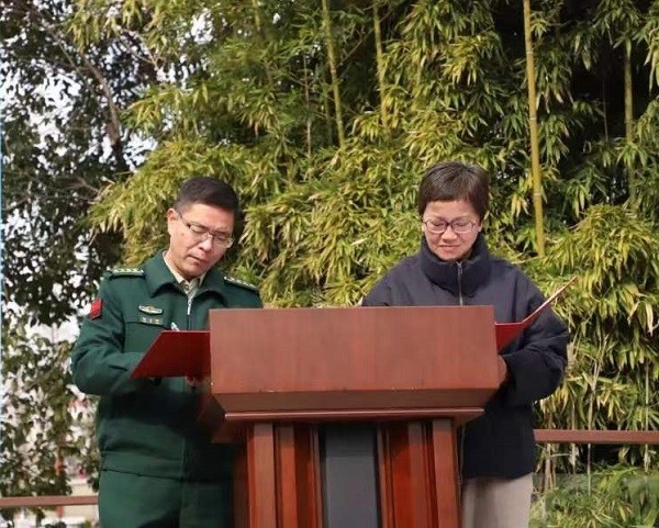 图说:武警执勤第三支队大校政治委员杨玉明与虹口第三中心小学校长