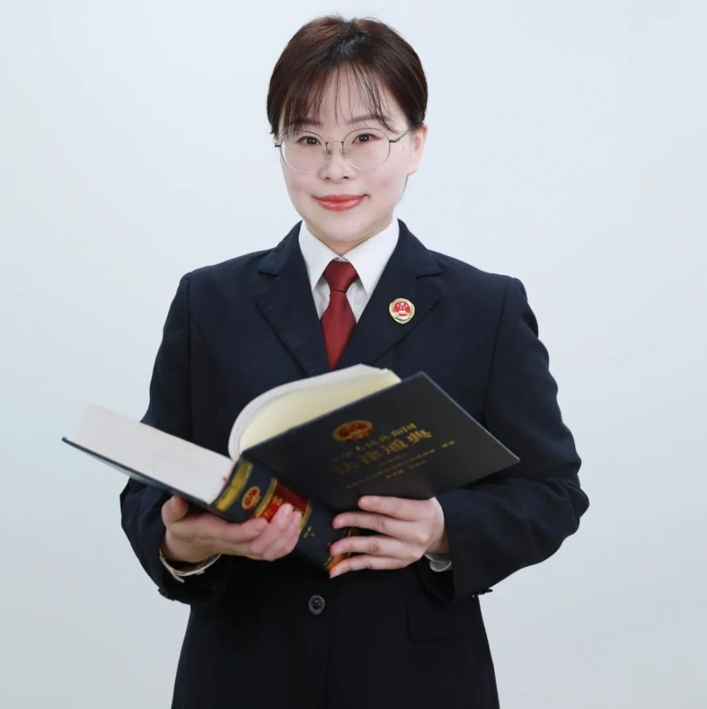 第一检察部检察官胡璎检务保障部 陈周佳"精打细算增效 全心服务保障