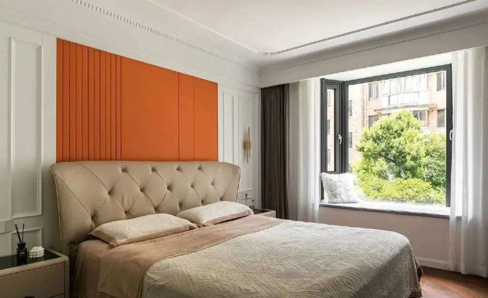 木饰线条 橙色硬包,木质与硬包材质更为亲肤舒适被考虑使用在卧室空间